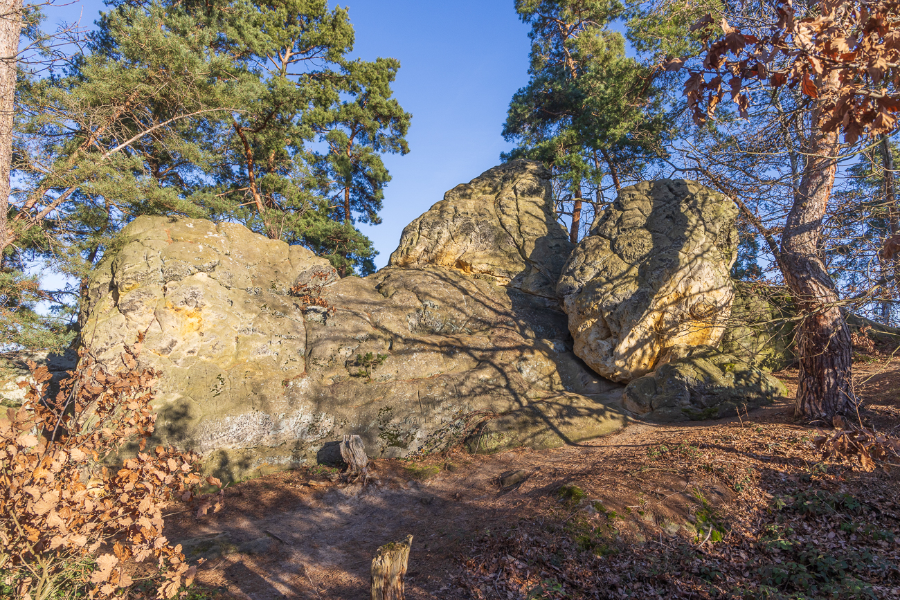 Dann tauchen weitere Felsgebilde auf