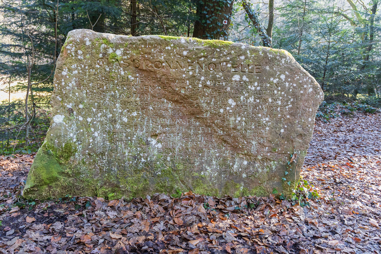 Infos zur Quelle, leider kaum zu entziffern