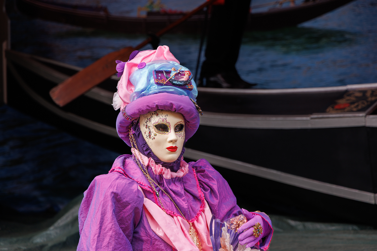 Man beachte die venzianische Gondel auf dem Kopfputz