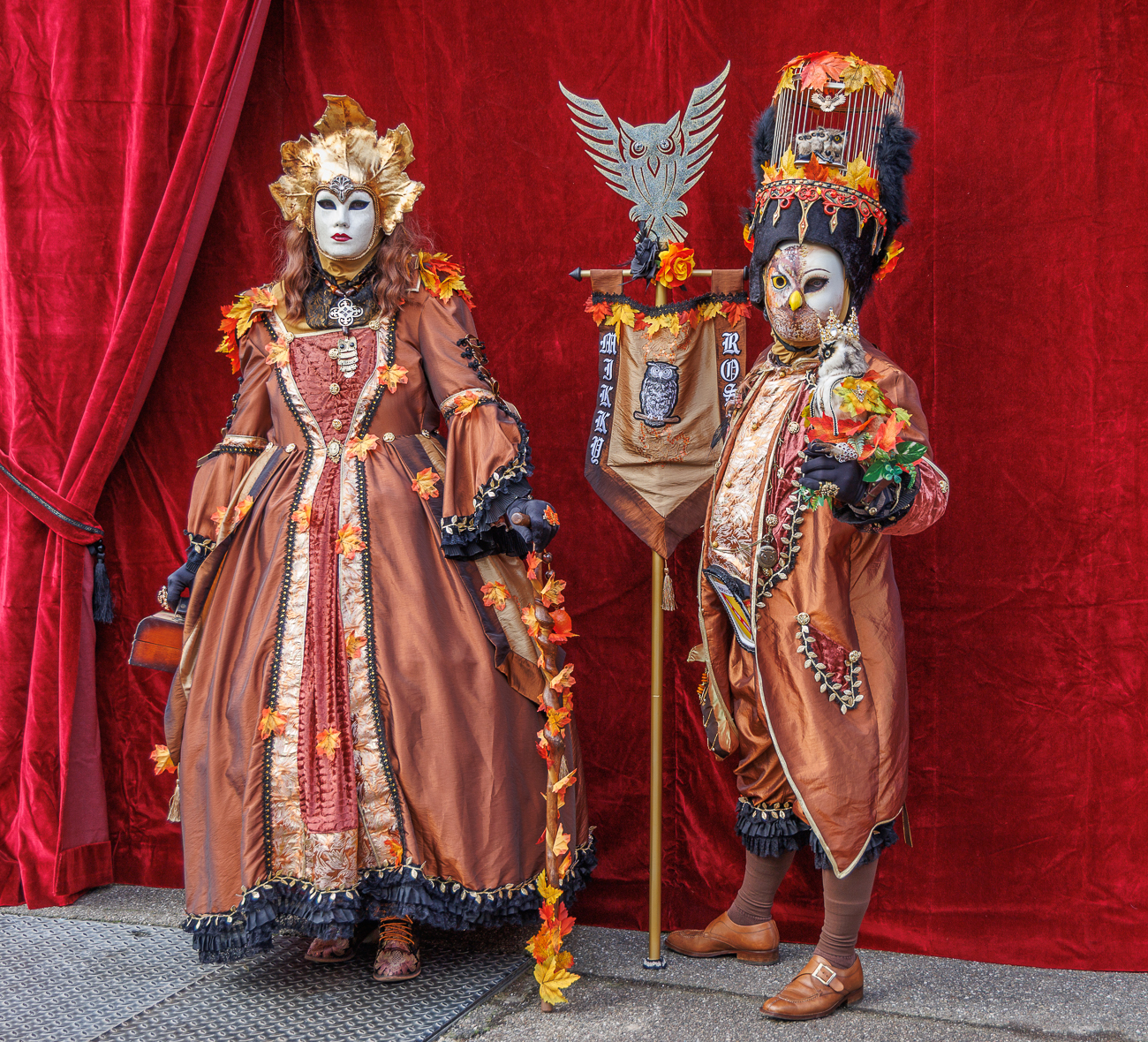 "Eulenpaar" vor dem Vorhang