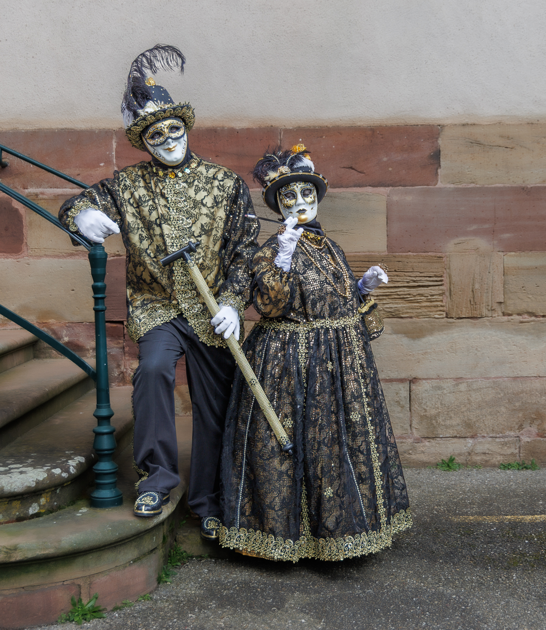 Schwarz-/Gold mit Federschmuck