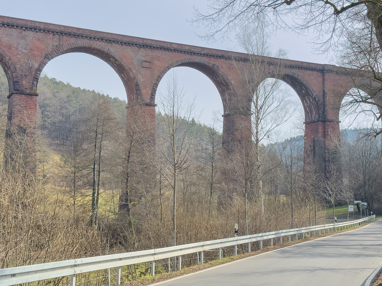 Der Entwurf für die Brücke stammt von dem Ingenieur und großherzoglich hessischen Baubeamten Justus Kramer († 1892). Errichtet wurde sie von Mai 1880 bis November 1881 von dem in Mährisch Troppau ansässigen Baugeschäft Karl Weißhuhn für die Hessische Ludwigsbahn. Die Gewölbe wurden in der damals üblichen Art mit aufwändigen Lehrgerüsten aus Holz hergestellt. Die Gesamtkosten betrugen 343.615 Mark. Das Viadukt wurde im Mai 1882 in Betrieb genommen. Gegen Ende des Zweiten Weltkriegs konnte die Sprengung durch Pioniere der Wehrmacht verhindert werden. Einige Dorfbewohner entfernten die bereits angebrachten Sprengladungen an den zwei mittleren Pfeilern, als die Soldaten mit Panzerfäusten bewaffnet Richtung Erbach abmarschiert waren, um die anrückende US-Armee aufzuhalten.