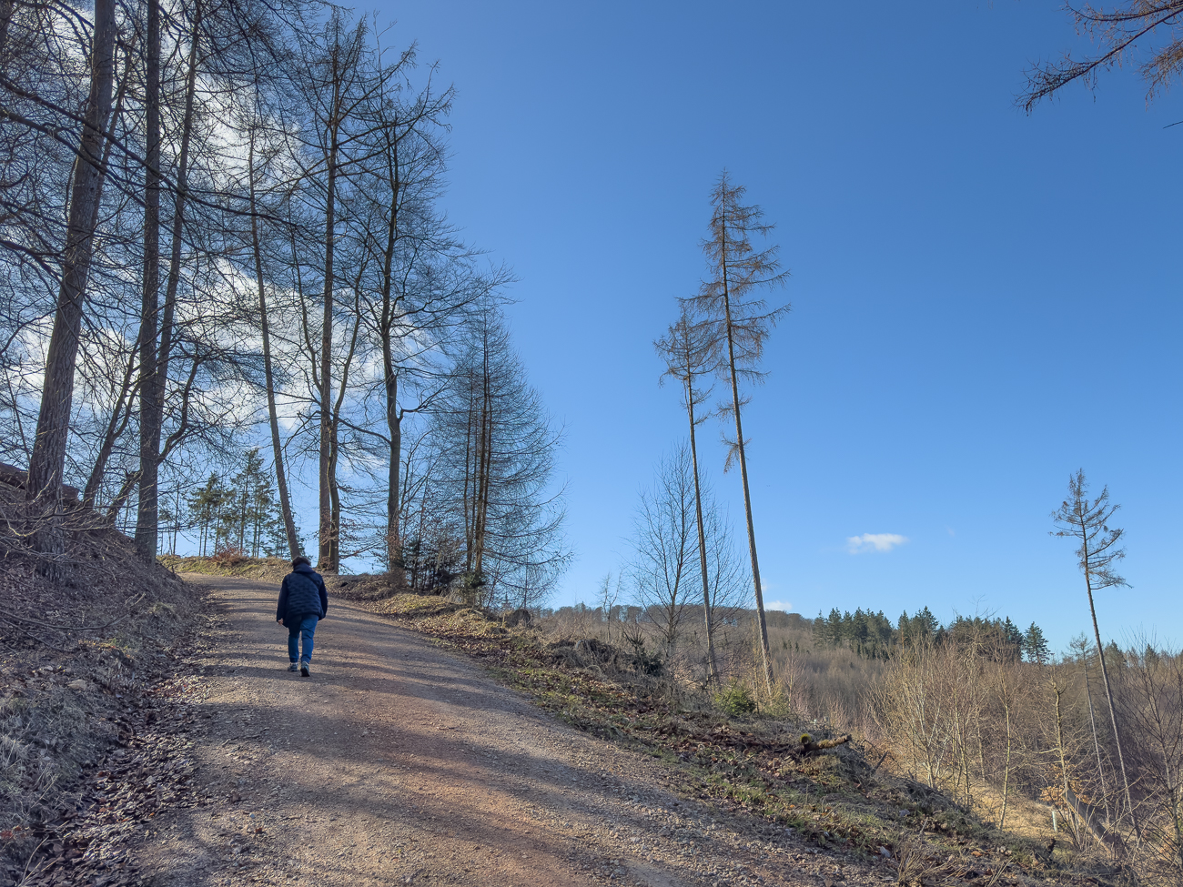 Lange geht es steil hinauf