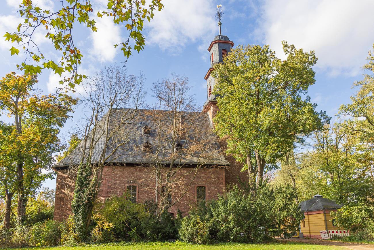 Start der Wanderung an der Schlosskirche von Schloss Rumpenheim