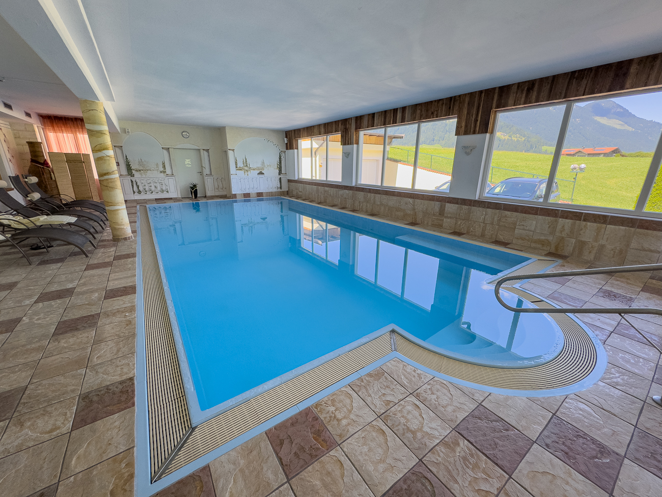 ... zur Abkühlung im Hotelpool