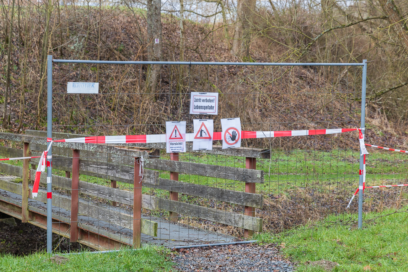 Fängt ja schon gut an, der Weg um den Kurpark-Teich ist gesperrt