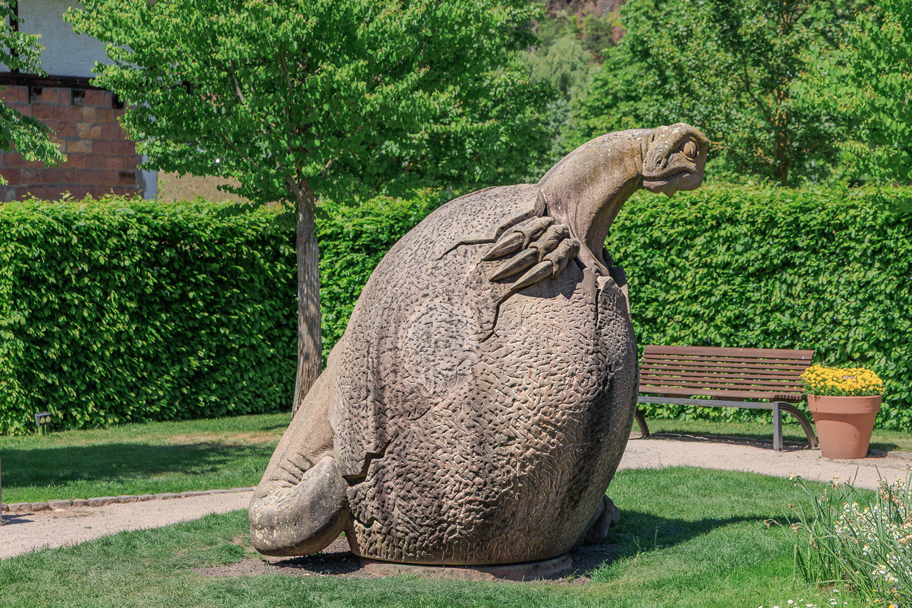 Skulptur am Haupteingang