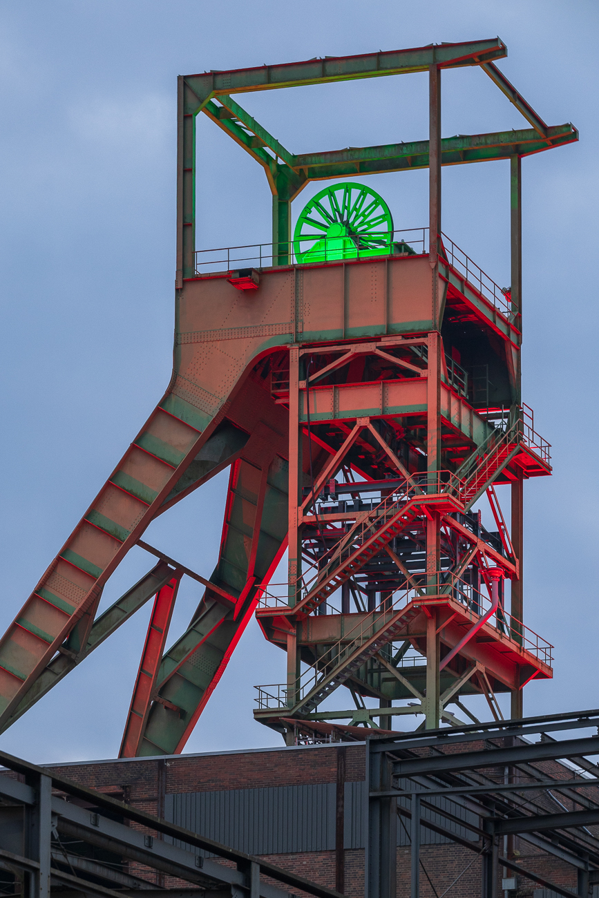 Einer der Fördertürme als es noch etwas hell war