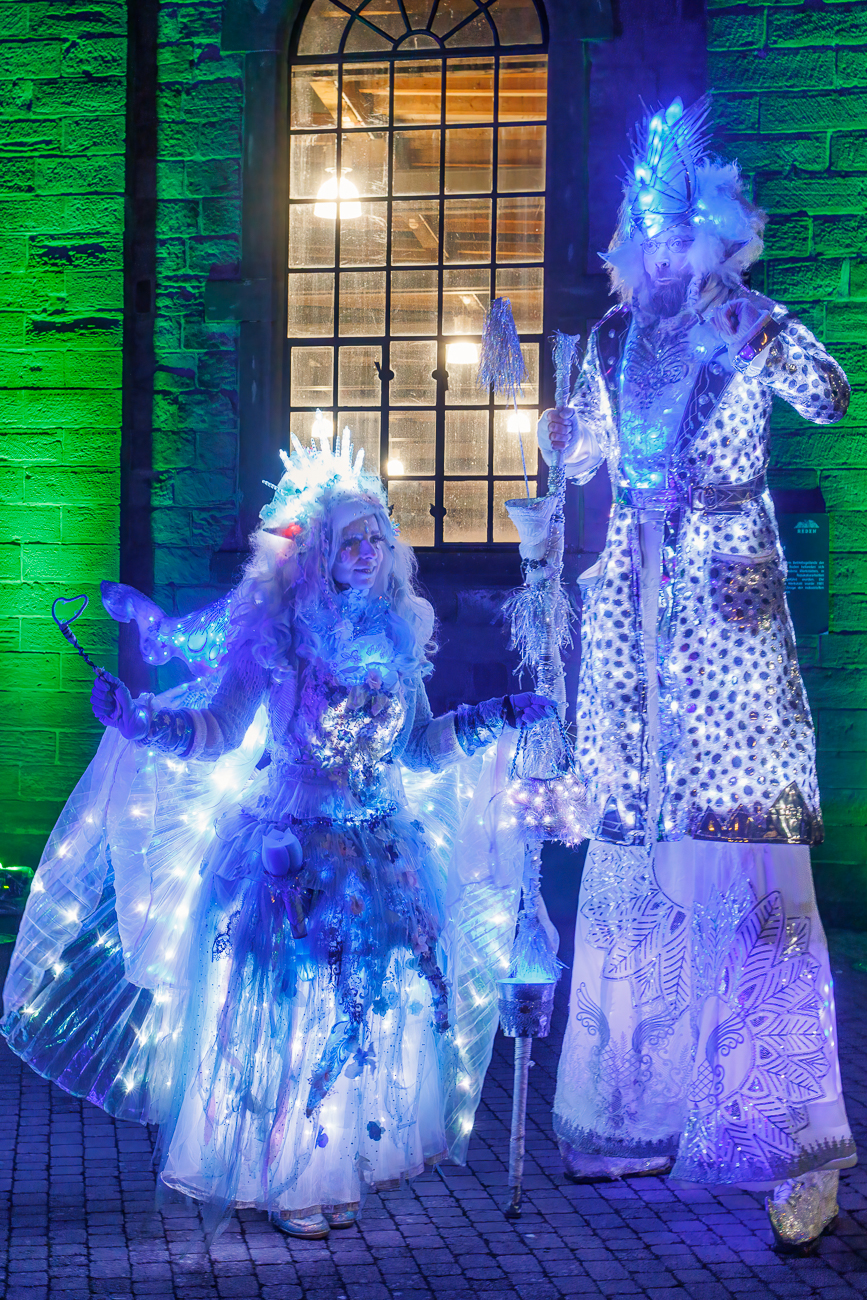 Leuchtende Elfen drehen ihre Runden