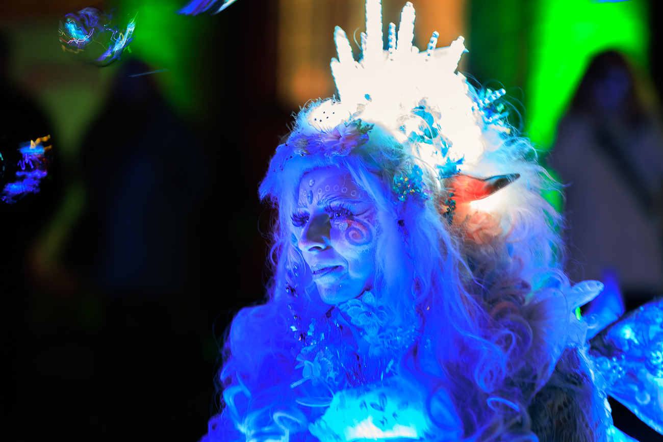 Leuchtende Elfen drehen ihre Runden