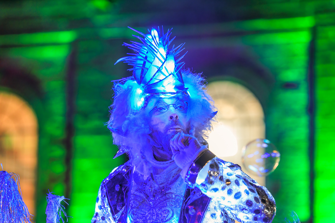 Leuchtende Elfen drehen ihre Runden