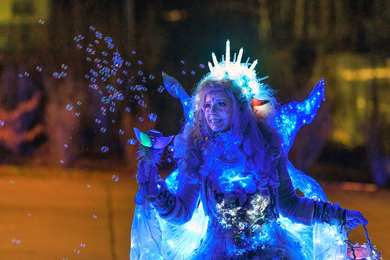 Leuchtende Elfen drehen ihre Runden