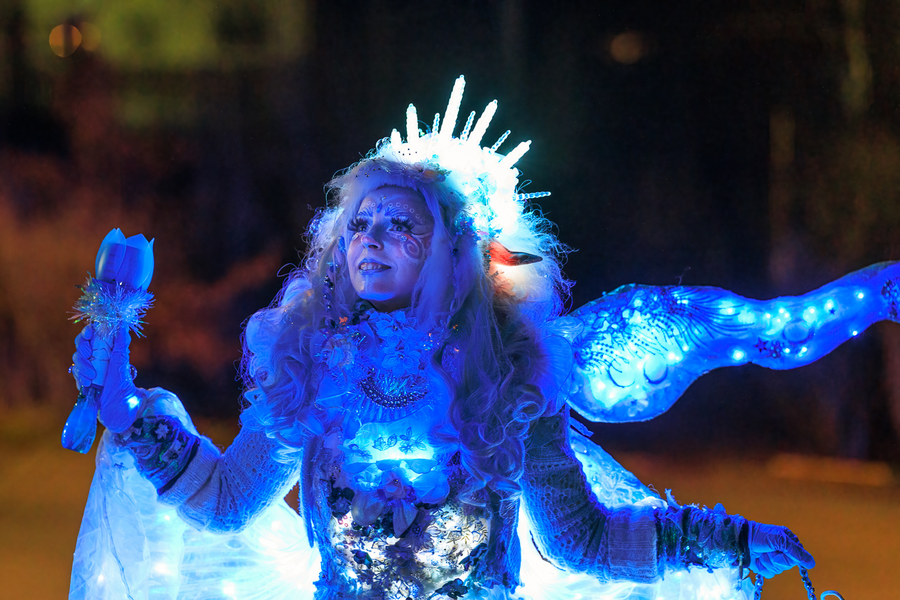 Leuchtende Elfen drehen ihre Runden