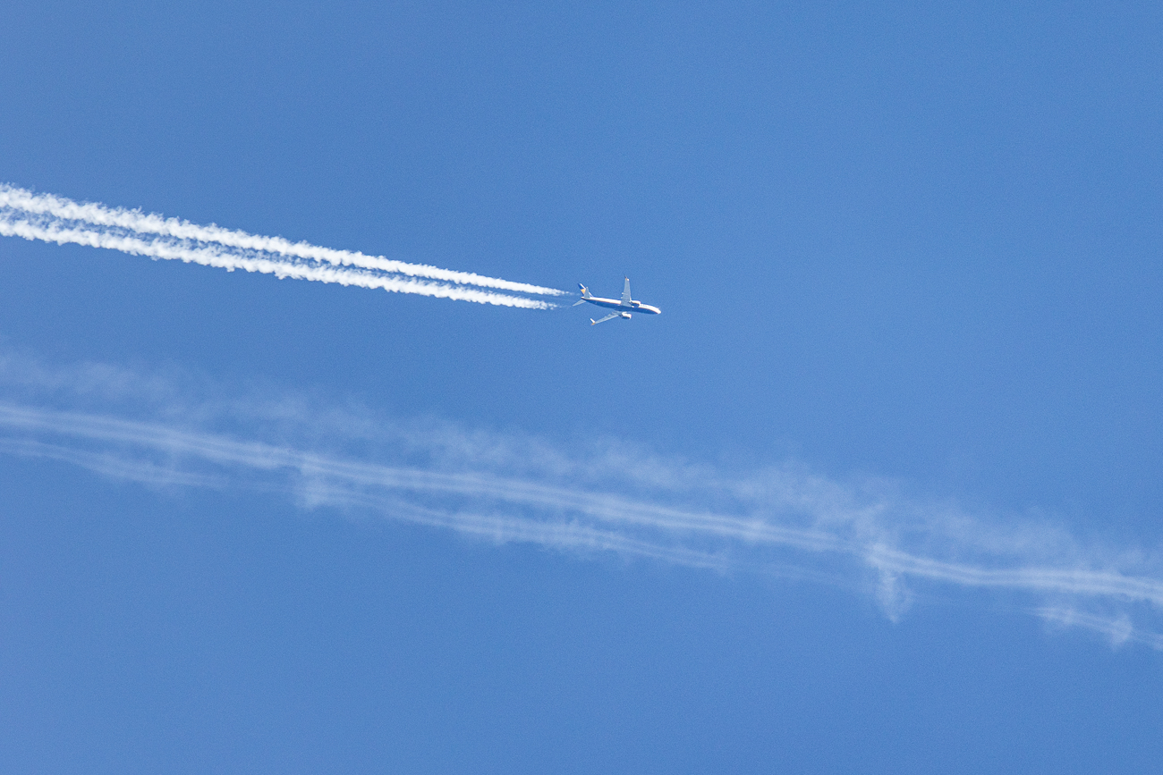 Hoch oben überquert uns ein Flieger der Ryan Air ;-)