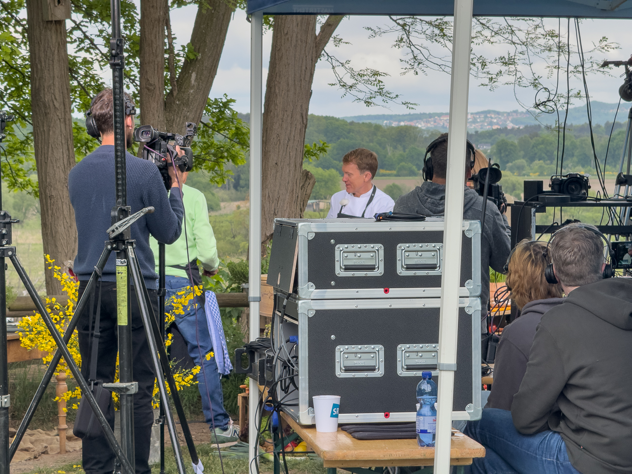 ... die Sendung heißt "Mit Herz am Herd", mit dem saarländischen Sternekoch Cliff Hämmerle und seinen "Koch-Azubis" Michael Koch und Verena Sierra (die hier leider verdeckt stehen)