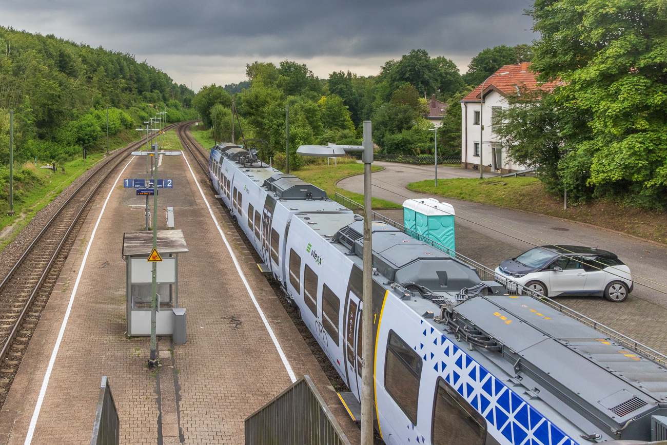 Zug am Haltepunkt Bildstock