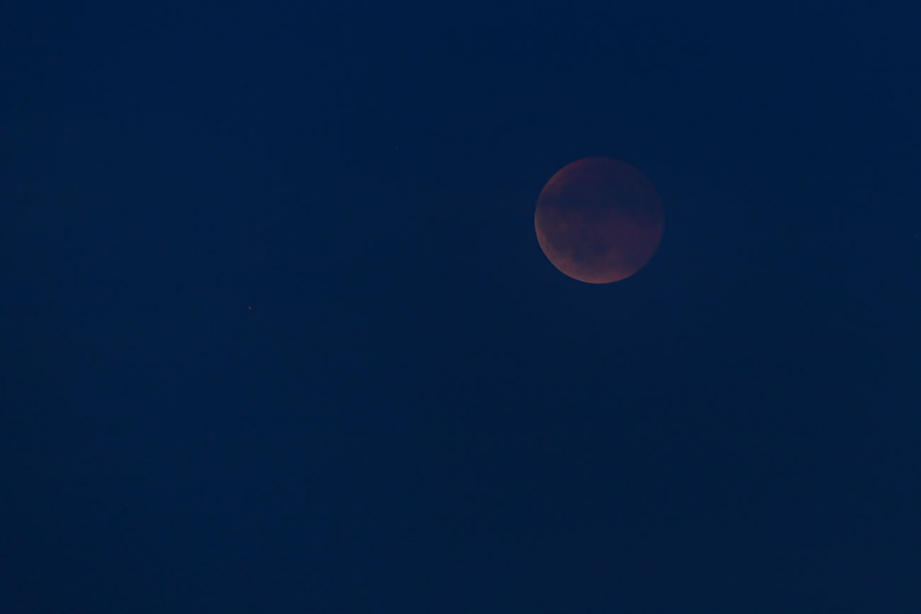 Oberhalb der Wolkenschicht taucht der Mond dann endlich auf
