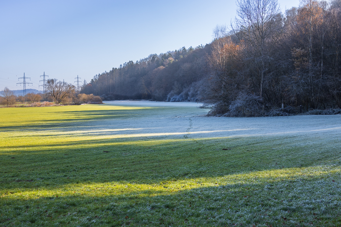Im Schatten ist die Wiese noch gefroren
