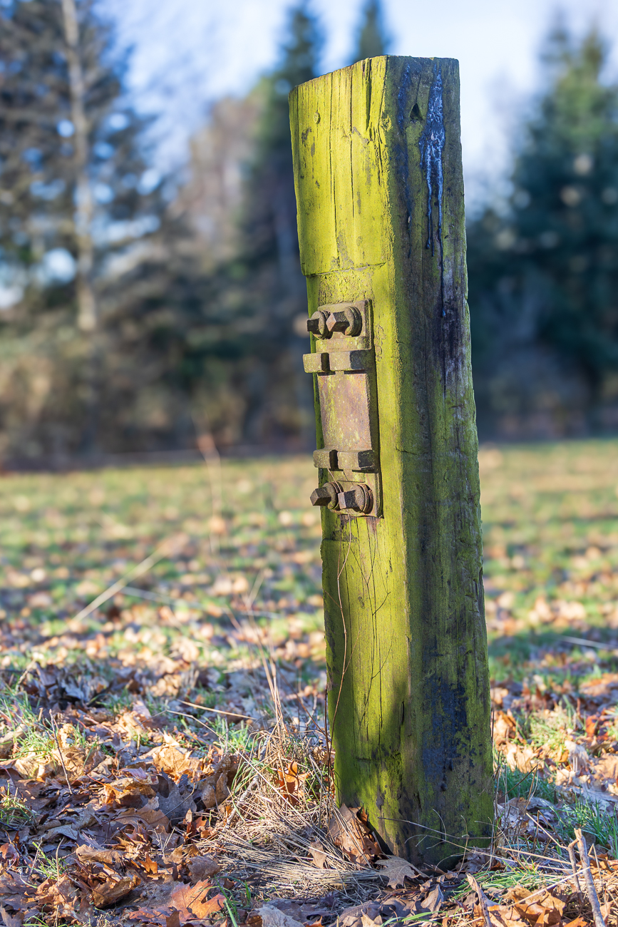 Eisenbahnschwelle als Zaunpfosten