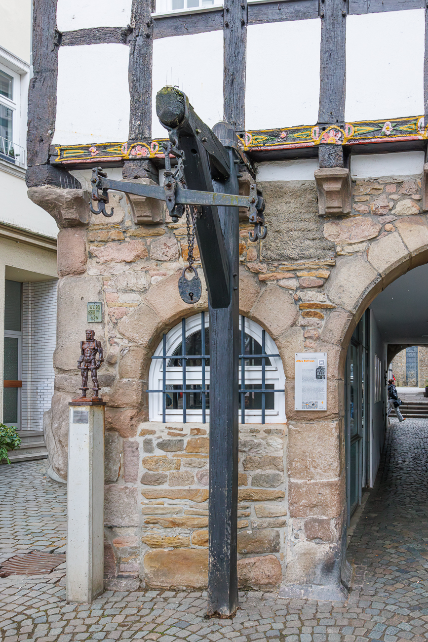 Bilder aus Hattingen, links eine kleine Version der "Eisenm&auml;nner"