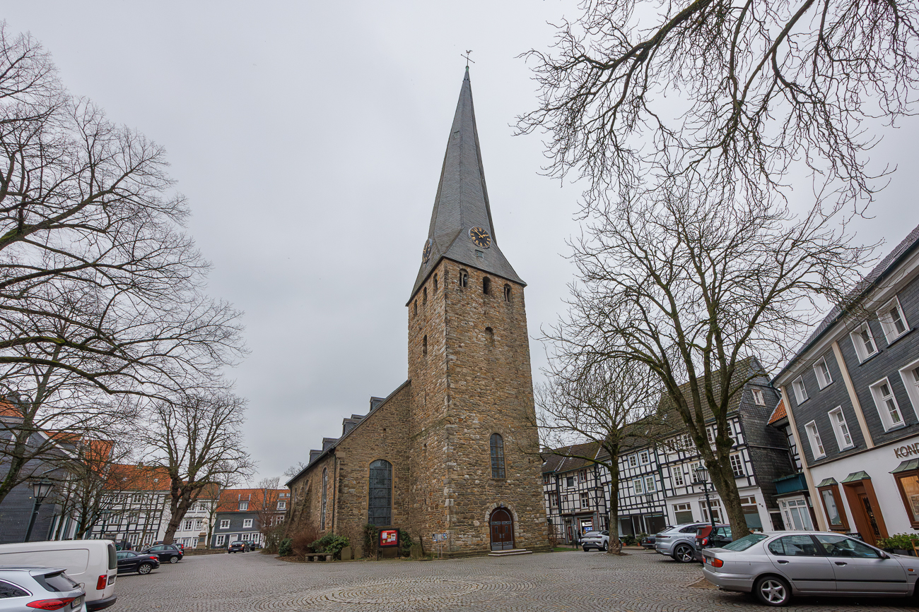 Der Kirchturm wurde 1976 neu verschiefert. Er hat einschlie&szlig;lich des Wetterhahns eine H&ouml;he von 56,73 m, wobei der Turm vor 1807 noch h&ouml;her gewesen sein soll. Der gotische Spitzhelm ist stark nach S&uuml;dwesten geneigt. Der Zweck der Neigung k&ouml;nnte sein, dass er, falls er aufgrund eines Blitzschlages brennen sollte, nicht auf das Kirchenschiff fallen w&uuml;rde. Der Volksmund spricht aber auch von der Rache eines zu schlecht bezahlten Zimmermanns. Die Kirche mit ihrem verdrehten Turm ist daher in den &bdquo;Verein der gedrehten Spitzt&uuml;rme Europas&ldquo; aufgenommen worden. In Europa sind 90 T&uuml;rme registriert. 