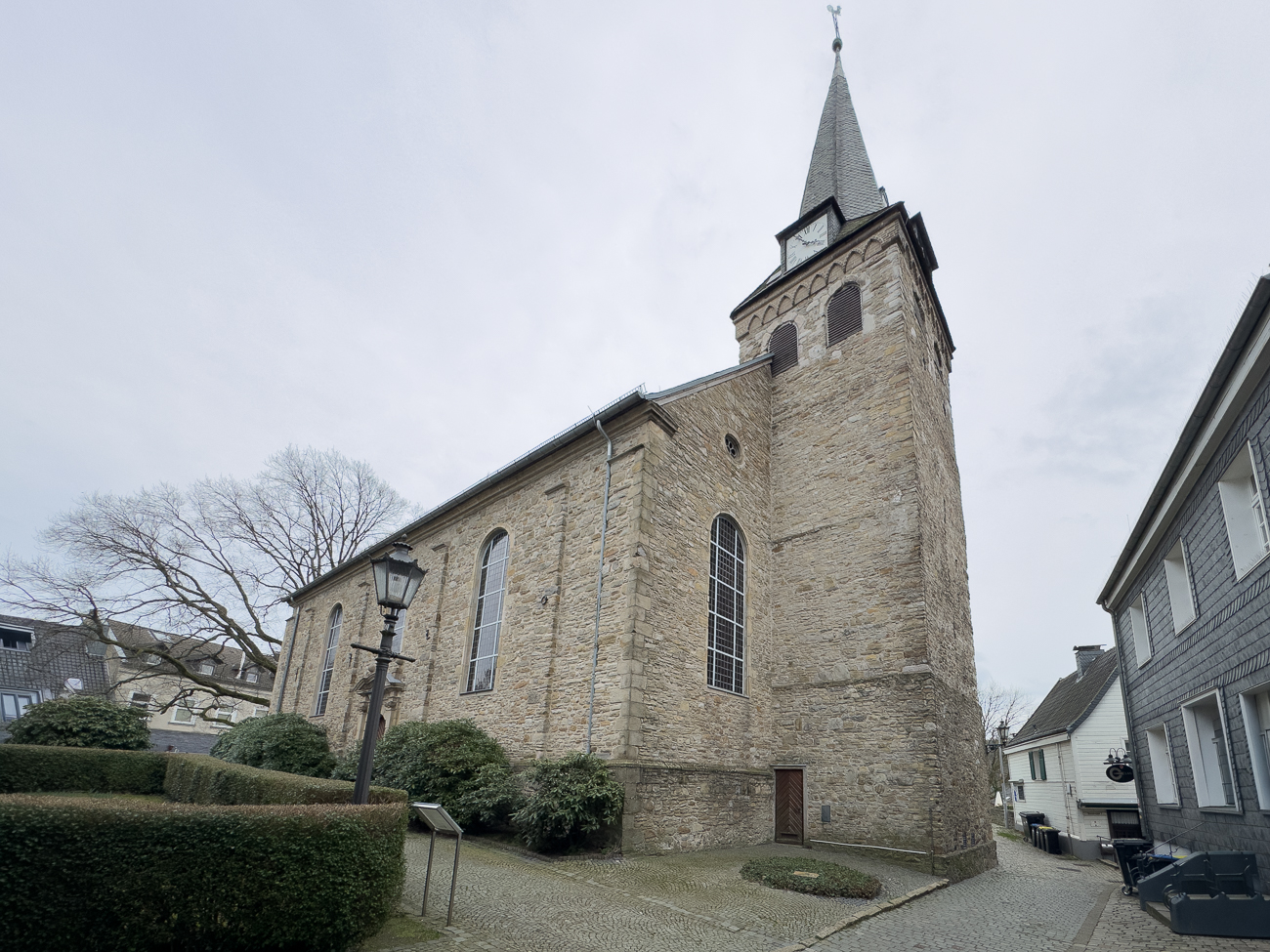 Die Evangelische Marktkirche. Der Name Kirche am Markt hat sich durchgesetzt, weil er eine genaue geografische Einordnung in Kettwig erm&ouml;glicht und zugleich eine Verwechselung mit der Marktkirche in Essen-Stadtmitte ausschlie&szlig;t.
