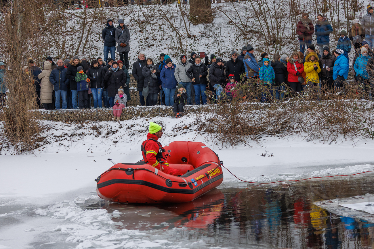 Die Zuschauer und der DLRG warten auf das Spektakel