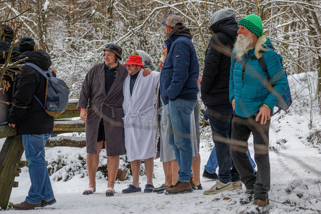 Einige der mutigen Eisbader