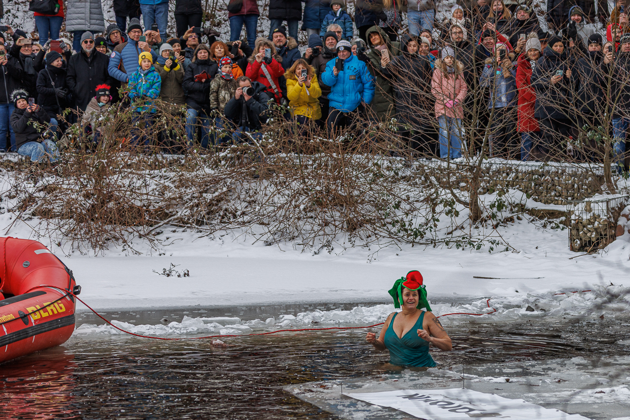 Auch die Damen sind mutig und eisfest