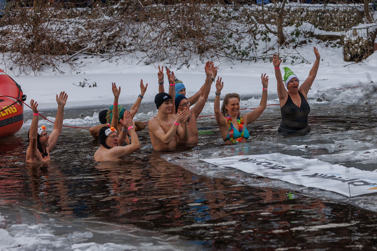 Unerschrocken geht es in das kalte Wasser 