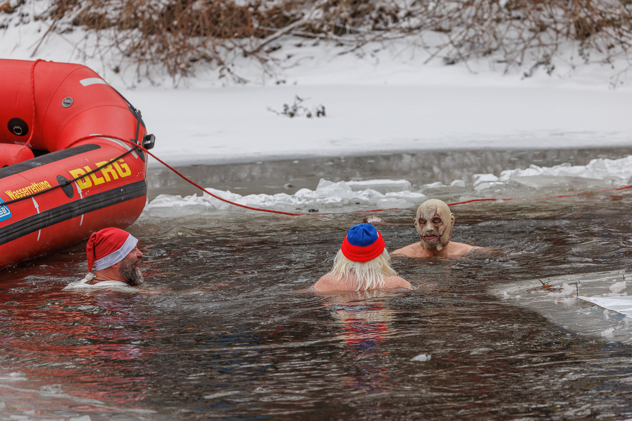Spa&szlig; im frostigen Nass
