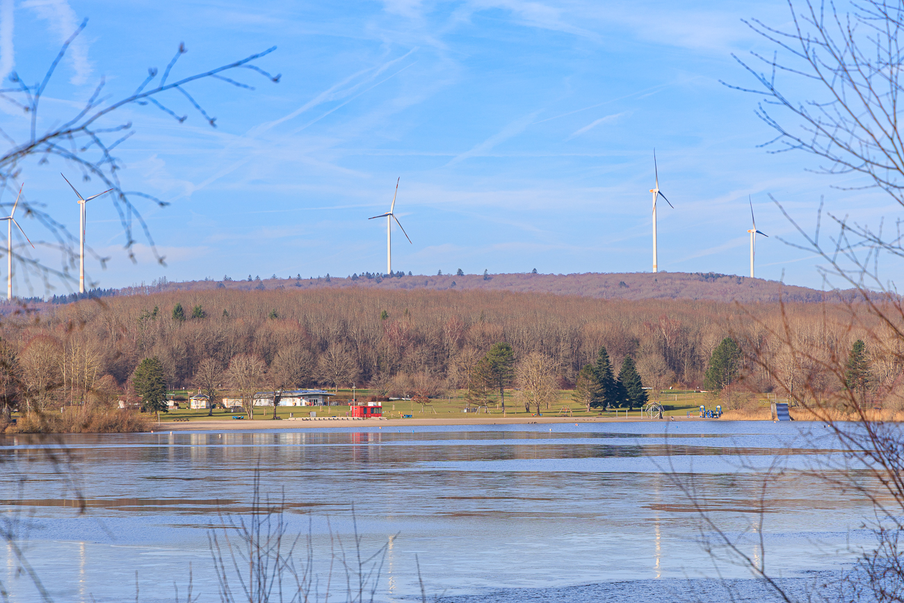 Windr&auml;der warten auf Wind, die B&auml;ume warten auf das Laub