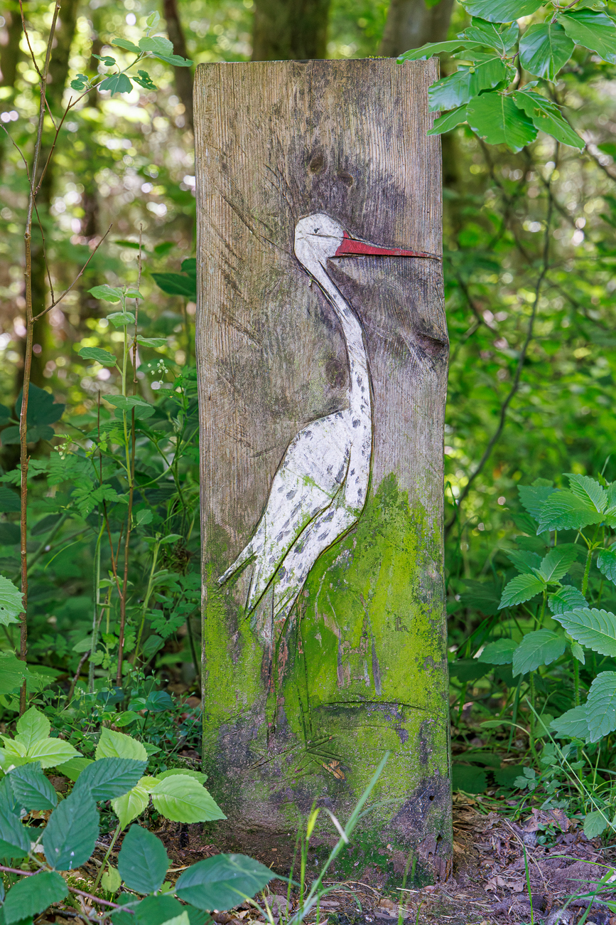 Holzskulptur im Wald